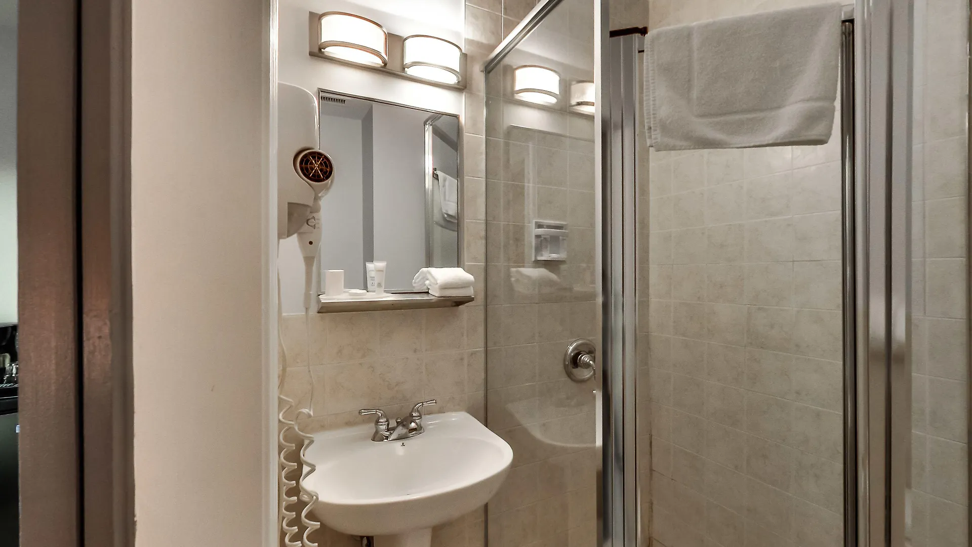 Isabella Hotel & Suites Toronto 2*,